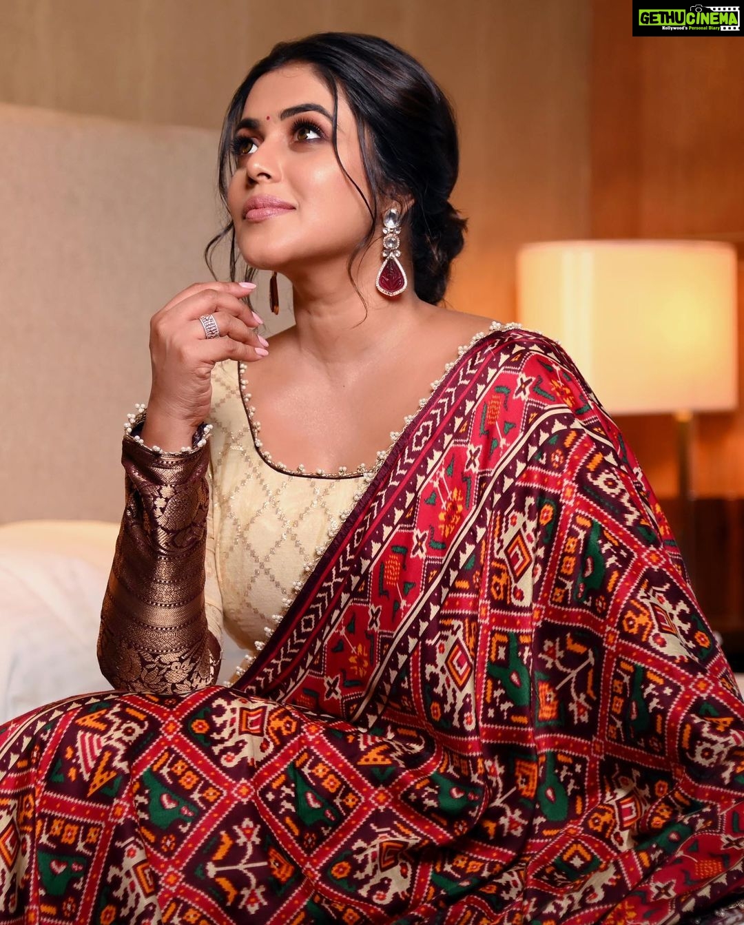 Shamna Kasim Instagram - Styled by @officialanahita Outfit: @sindhureddyofficial Earr: @kushalsfashionjewellery Makeup&hair: @danam_mua Pics: @68focus_photography Personal staff: @bhanu.reshma.90