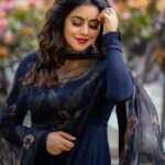 Shamna Kasim Instagram - Rise and Shine… Costume: @bhargavikunam Makeup & hair : @emraanartistry Jwellery: @petalsbyswathi Pics: @v_capturesphotography Personal staff: @bhanu.reshma.90 Don’t miss fun filled show #comedystarsdhamaka #maatv every Sunday at 12pm…. #lovemyjob ❤️