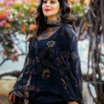 Shamna Kasim Instagram - Rise and Shine… Costume: @bhargavikunam Makeup & hair : @emraanartistry Jwellery: @petalsbyswathi Pics: @v_capturesphotography Personal staff: @bhanu.reshma.90 Don’t miss fun filled show #comedystarsdhamaka #maatv every Sunday at 12pm…. #lovemyjob ❤️