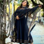 Shamna Kasim Instagram - Rise and Shine… Costume: @bhargavikunam Makeup & hair : @emraanartistry Jwellery: @petalsbyswathi Pics: @v_capturesphotography Personal staff: @bhanu.reshma.90 Don’t miss fun filled show #comedystarsdhamaka #maatv every Sunday at 12pm…. #lovemyjob ❤️