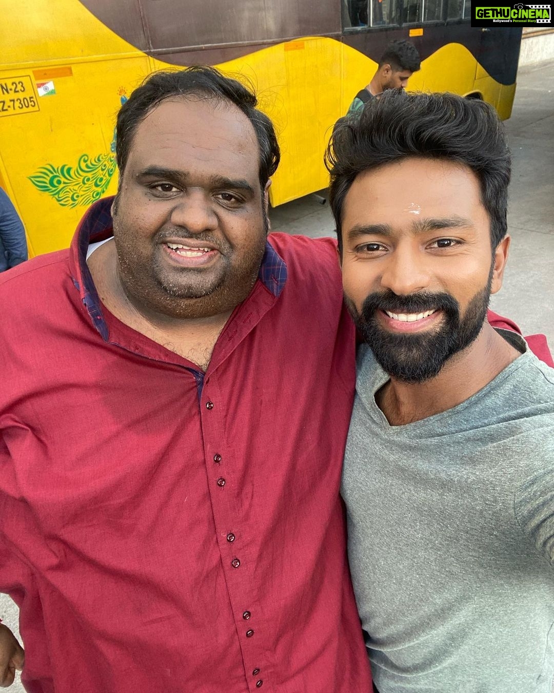 Shanthanu Bhagyaraj Instagram - #MurungakkaiChips It’s a wrap on Sunrise🌅 🎥with a brilliant song shoot 🕺🏻 Tnx to d entire team for dis wonderful experience💛One of D most passionate producers I’ve come across #RavindarChandrasekaran 💛 More updates soon @ravindarchandrasekaran @athulyaofficial @srijar18 @dharankumar_c @sonymusic_south @dop_ramesh @narmadhaveni @firstmanfilings @shobi_master @lalithashobi