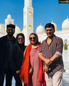 Shanthanu Bhagyaraj Instagram - This #eid , stay home with your loved ones and celebrate 💛
நமது இஸ்லாம் நண்பர்கள், சகோதர சகோதரிகளுக்கு
எமது ஈகை பெருநாள்
நல்வாழ்த்துக்கள் #eidmubarak 
Wishing all my dear friends, brothers and sisters #eidulfitr 
#StayHome #StaySafe #StayHealthy #DOUBLEMASKUP
#Throwback #Dubai