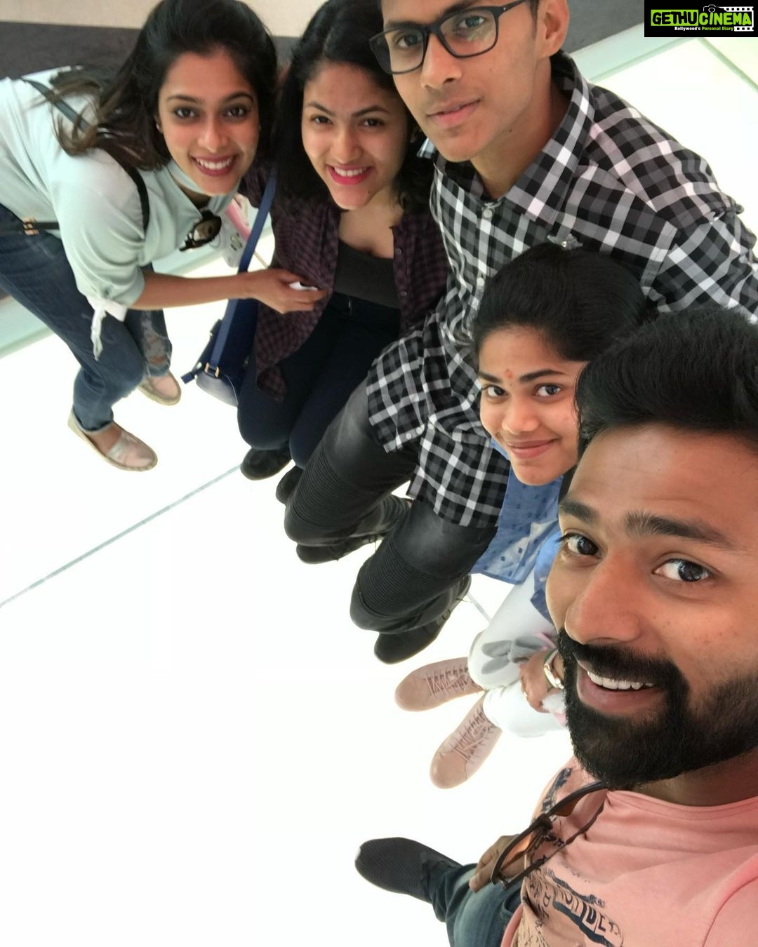 Shanthanu Bhagyaraj Instagram - #Throwback to the fun #Dubai days with this bunch of fun loving hooligans 😍😀 @kikivijay11 @deepak__ravi @minnie2400 #Shwetha