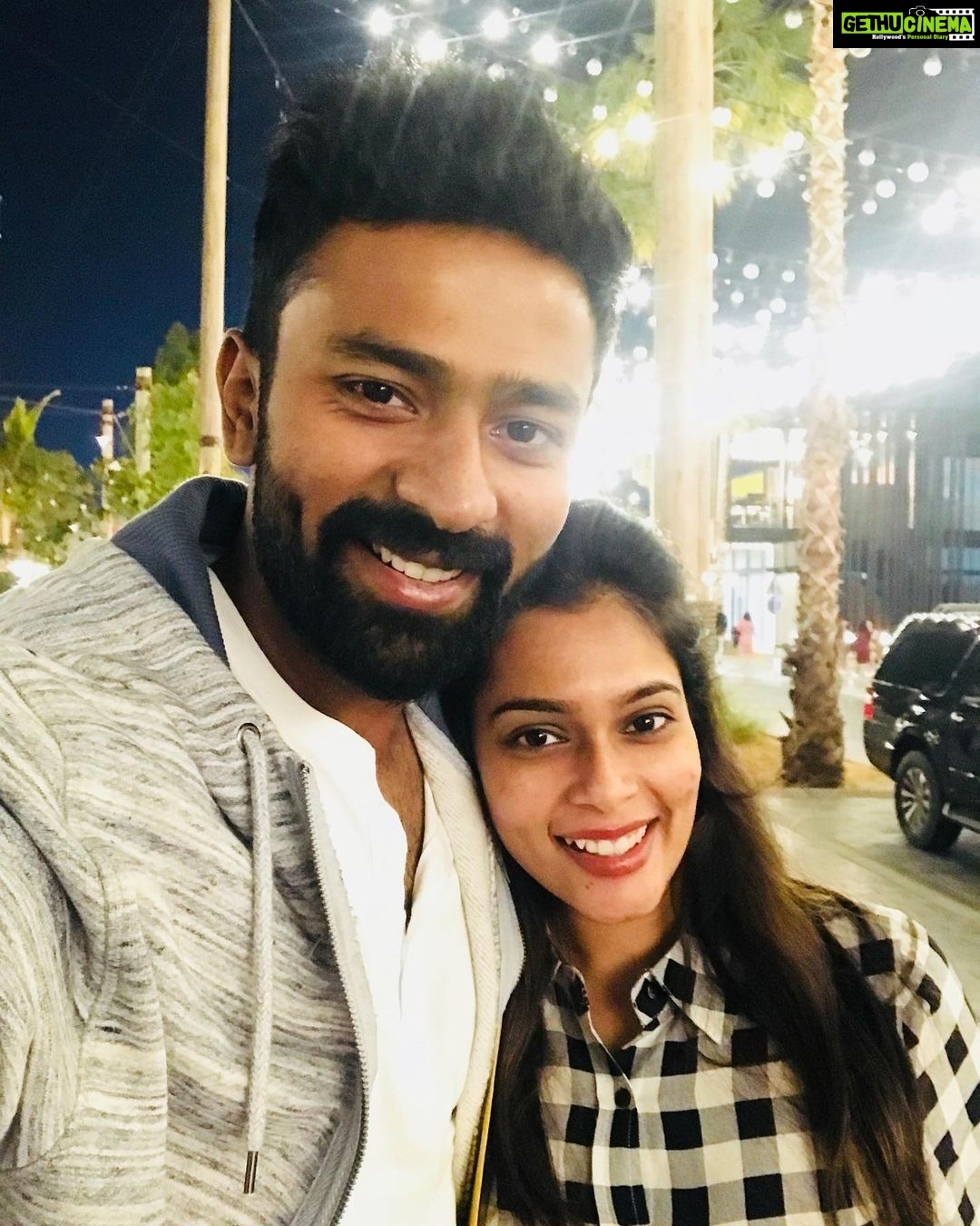 Shanthanu Bhagyaraj Instagram - #Throwback to the fun #Dubai days with this bunch of fun loving hooligans 😍😀 @kikivijay11 @deepak__ravi @minnie2400 #Shwetha
