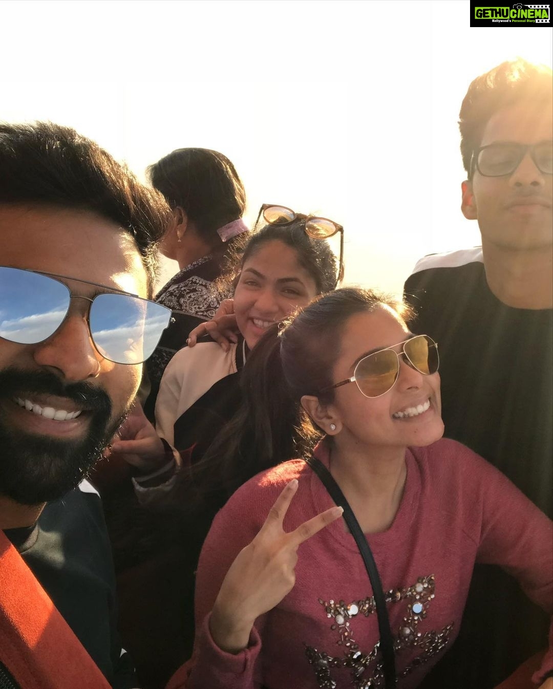 Shanthanu Bhagyaraj Instagram - #Throwback to the fun #Dubai days with this bunch of fun loving hooligans 😍😀 @kikivijay11 @deepak__ravi @minnie2400 #Shwetha