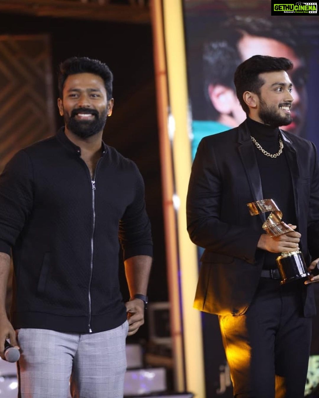 Shanthanu Bhagyaraj Instagram - Lights on π while presenting the best actor award to my dearest #Sathaaru Always happy for my dearest @kalidas_jayaram for the amount of effort and hard work he put in for #Thangam #PaavaKadhaigal π He deserves this and many moreπ #JFWawards @jfwdigital