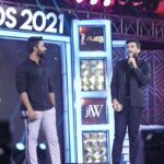 Shanthanu Bhagyaraj Instagram – Lights on 🎉 while presenting the best actor award to my dearest #Sathaaru 
Always happy for my dearest @kalidas_jayaram for the amount of effort and hard work he put in for #Thangam
 #PaavaKadhaigal 💛 He deserves this and many more😍
#JFWawards @jfwdigital