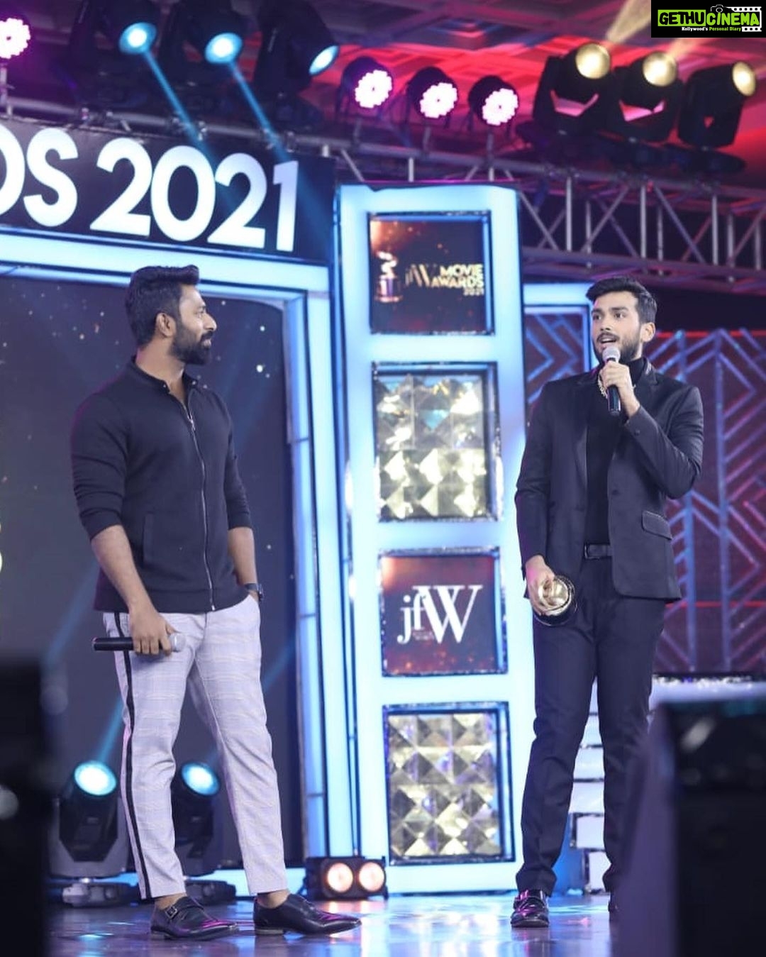 Shanthanu Bhagyaraj Instagram - Lights on π while presenting the best actor award to my dearest #Sathaaru Always happy for my dearest @kalidas_jayaram for the amount of effort and hard work he put in for #Thangam #PaavaKadhaigal π He deserves this and many moreπ #JFWawards @jfwdigital