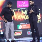 Shanthanu Bhagyaraj Instagram - Lights on 🎉 while presenting the best actor award to my dearest #Sathaaru Always happy for my dearest @kalidas_jayaram for the amount of effort and hard work he put in for #Thangam #PaavaKadhaigal 💛 He deserves this and many more😍 #JFWawards @jfwdigital