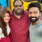 Shanthanu Bhagyaraj Instagram - #MurungakkaiChips It’s a wrap on Sunrise🌅 🎥with a brilliant song shoot 🕺🏻 Tnx to d entire team for dis wonderful experience💛One of D most passionate producers I’ve come across #RavindarChandrasekaran 💛 More updates soon @ravindarchandrasekaran @athulyaofficial @srijar18 @dharankumar_c @sonymusic_south @dop_ramesh @narmadhaveni @firstmanfilings @shobi_master @lalithashobi