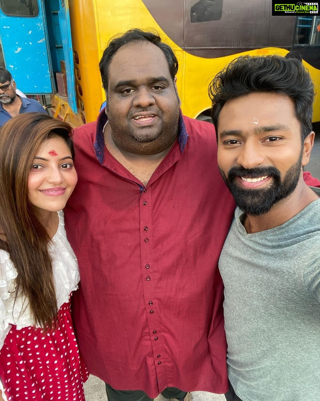 Shanthanu Bhagyaraj Instagram - #MurungakkaiChips It’s a wrap on Sunrise🌅 🎥with a brilliant song shoot 🕺🏻 Tnx to d entire team for dis wonderful experience💛One of D most passionate producers I’ve come across #RavindarChandrasekaran 💛 More updates soon @ravindarchandrasekaran @athulyaofficial @srijar18 @dharankumar_c @sonymusic_south @dop_ramesh @narmadhaveni @firstmanfilings @shobi_master @lalithashobi