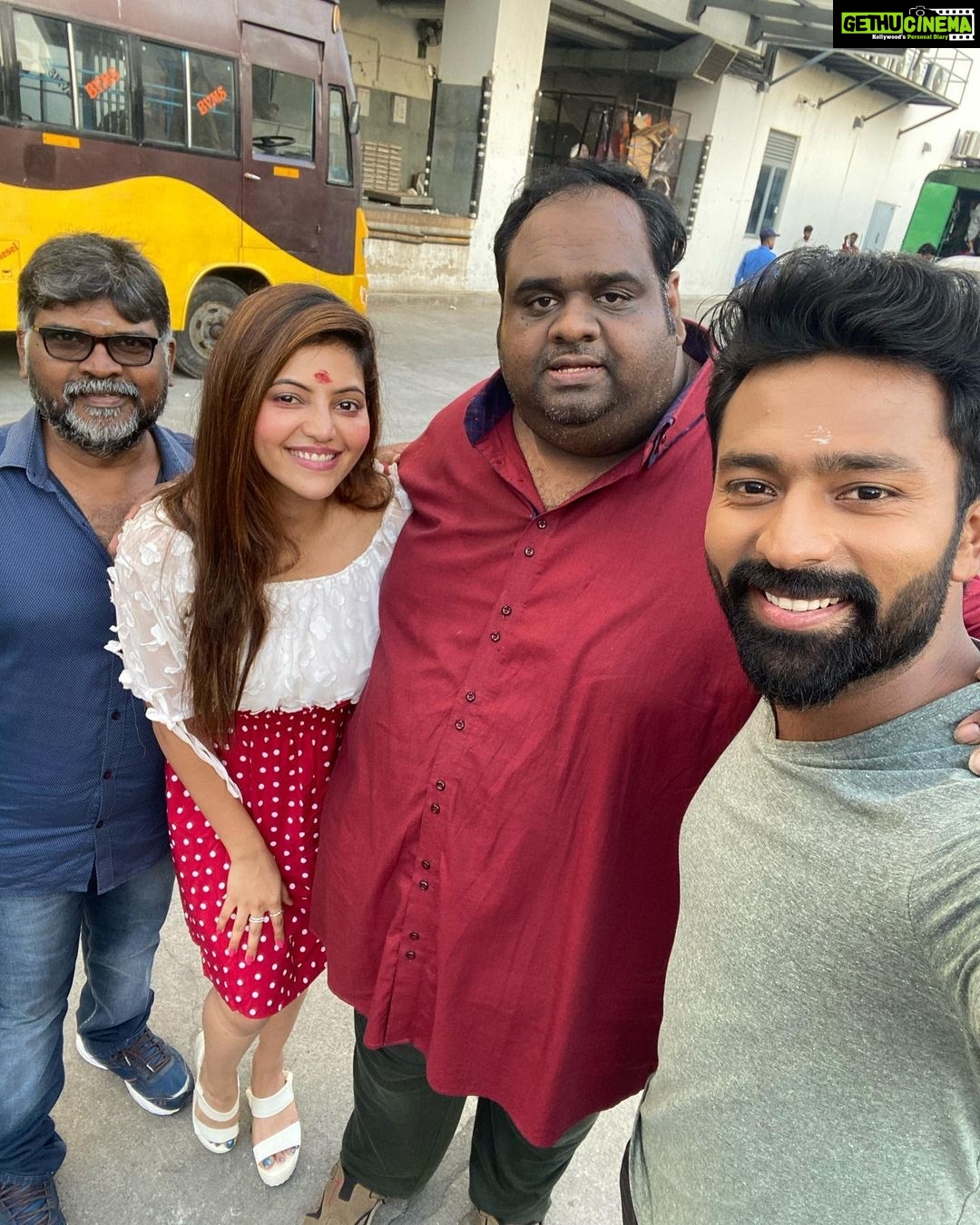 Shanthanu Bhagyaraj Instagram - #MurungakkaiChips It’s a wrap on Sunrise🌅 🎥with a brilliant song shoot 🕺🏻 Tnx to d entire team for dis wonderful experience💛One of D most passionate producers I’ve come across #RavindarChandrasekaran 💛 More updates soon @ravindarchandrasekaran @athulyaofficial @srijar18 @dharankumar_c @sonymusic_south @dop_ramesh @narmadhaveni @firstmanfilings @shobi_master @lalithashobi
