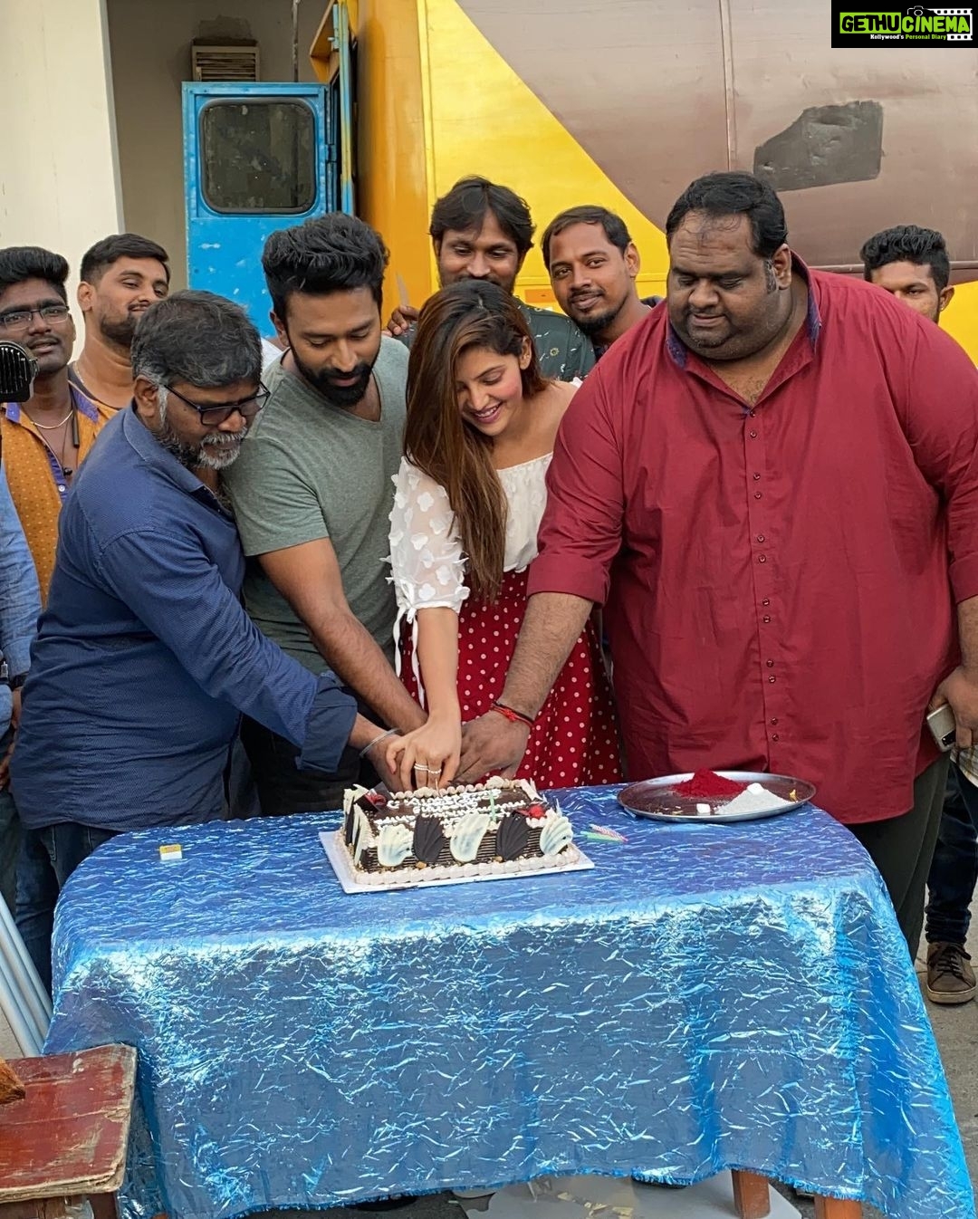 Shanthanu Bhagyaraj Instagram - #MurungakkaiChips It’s a wrap on Sunrise🌅 🎥with a brilliant song shoot 🕺🏻 Tnx to d entire team for dis wonderful experience💛One of D most passionate producers I’ve come across #RavindarChandrasekaran 💛 More updates soon @ravindarchandrasekaran @athulyaofficial @srijar18 @dharankumar_c @sonymusic_south @dop_ramesh @narmadhaveni @firstmanfilings @shobi_master @lalithashobi