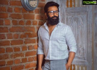 Shanthanu Bhagyaraj Instagram - ‪Every person we meet in life is fighting some battle we may or may not know nothing about ...‬ ‪So let’s be Kind 💛 Always ‬ ‪#SpreadLove #spreadpositivevibes ‬ ‪PC : @atitan.studio ‬ ‪Location courtesy: @bnbboutique_chennai design hub by @bricksnbeams ‬