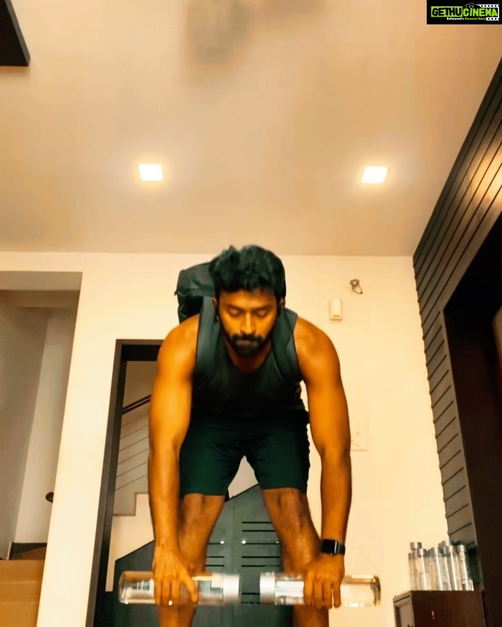 Shanthanu Bhagyaraj Instagram - Use your surroundings 💪🏻 No excuses #StayHome #StayFit #day2quarantine #Panthers @f45training_nungambakkam 🔥👍🏻