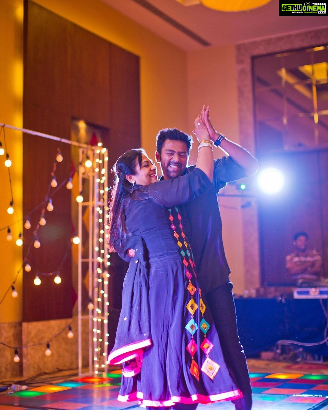 Shanthanu Bhagyaraj Instagram - கடவுள் எல்லா இடங்களிலும் இருக்க முடியும் என்றால், அது ஒரு தாயின் வடிவத்தில் மட்டுமே.... Purest form of love - அம்மா ... பிறந்தநாள் வாழ்த்துக்கள் 💛 #hbdpoornimabhagyaraj @poornimabhagyaraj