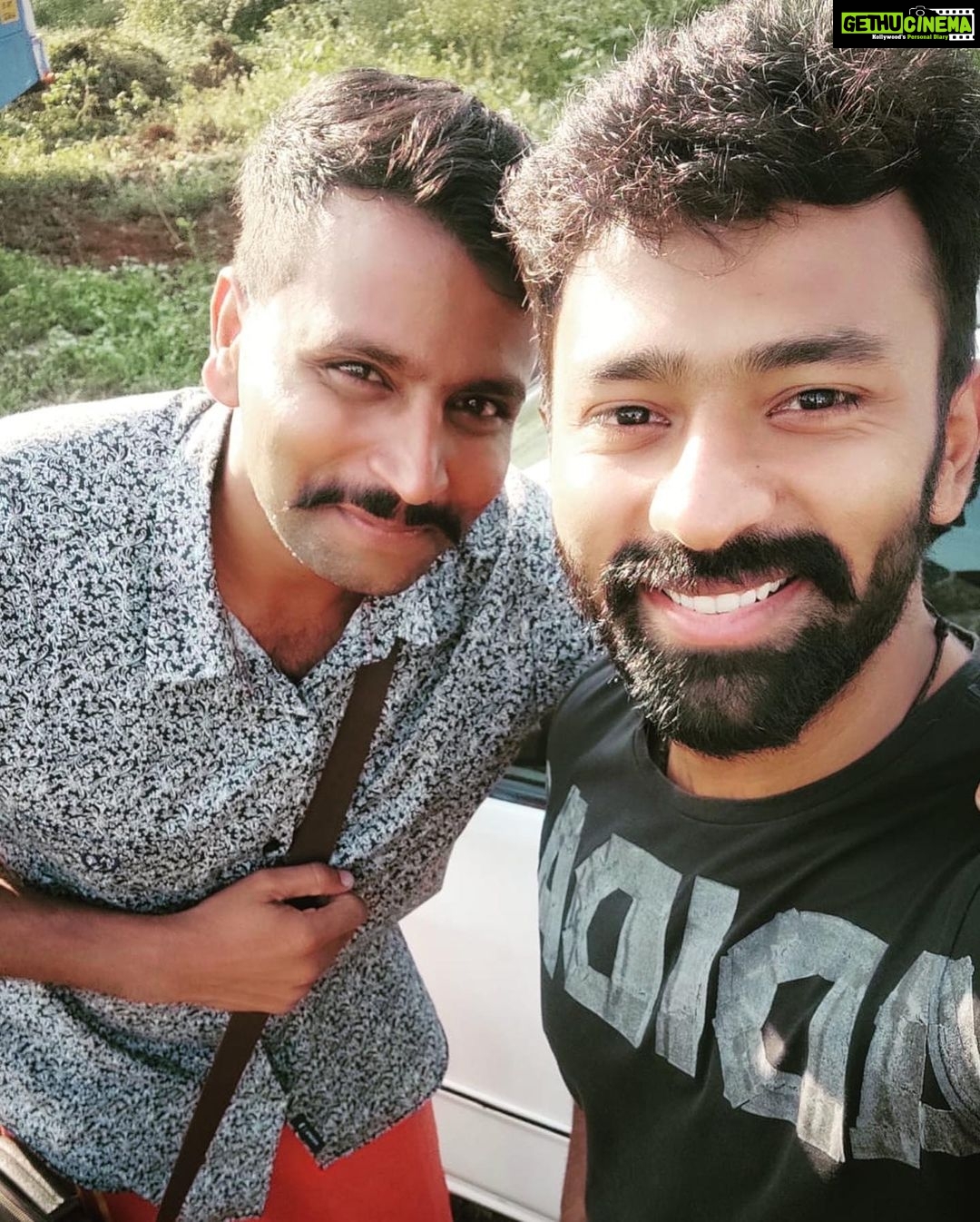 Shanthanu Bhagyaraj Instagram - He risked his life wid an extraordinary stunt sequence after shooting day/night continuously for 72hrs😮Efforts like this bring so much respect on u💛 @actorsanjay_saravanan.official plays an imp role in #இராவணகோட்டம் directed by @vikramsugumaran Kudos to the entire team for making this happen💛💛