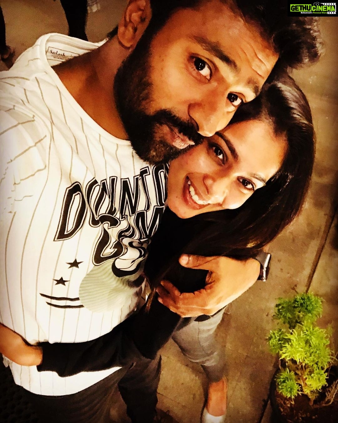 Shanthanu Bhagyaraj Instagram - An evening well spent with your loved ones 💛 @kikivijay11 @mahu3784 @ritchiedamian Fika Chennai