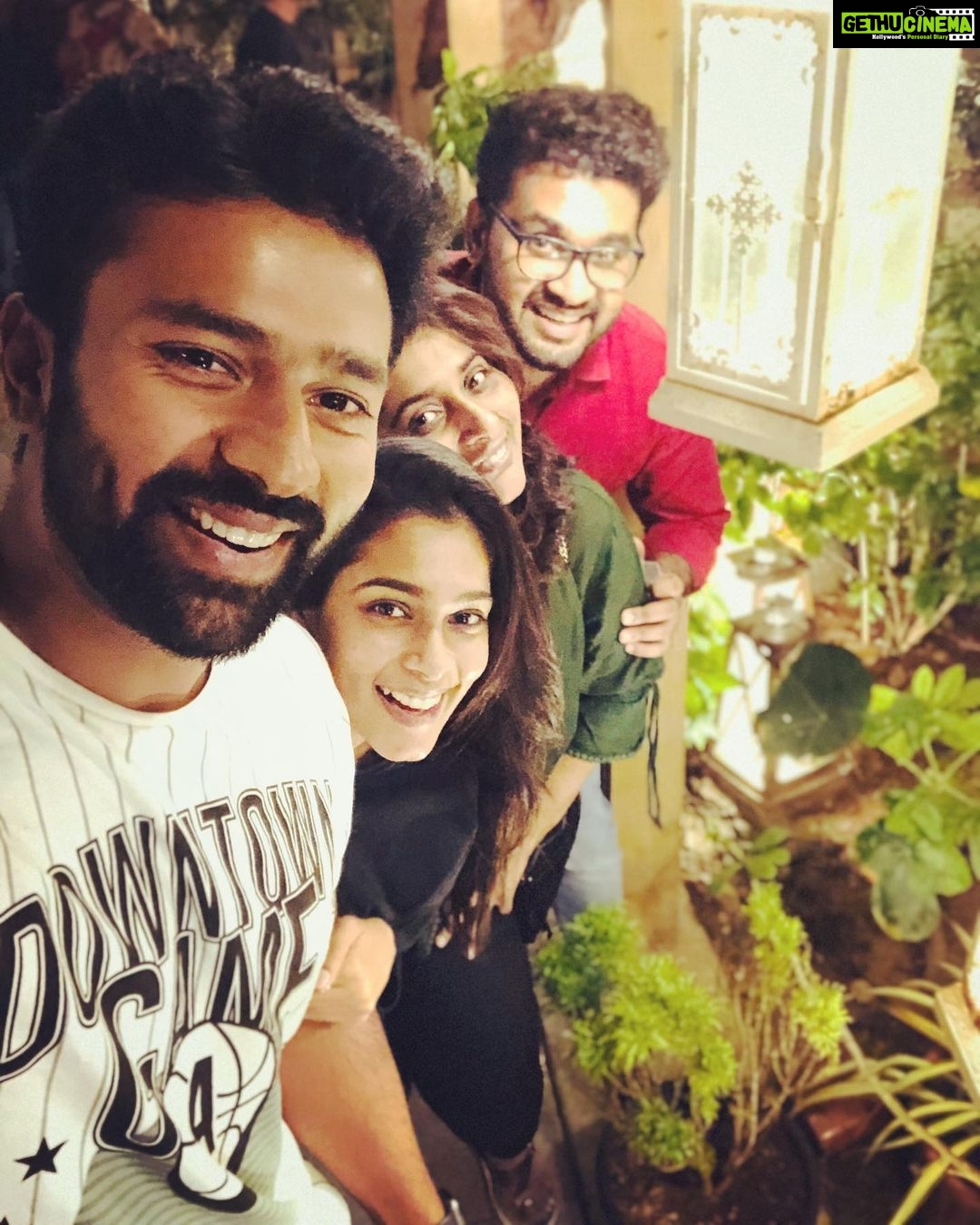 Shanthanu Bhagyaraj Instagram - An evening well spent with your loved ones 💛 @kikivijay11 @mahu3784 @ritchiedamian Fika Chennai