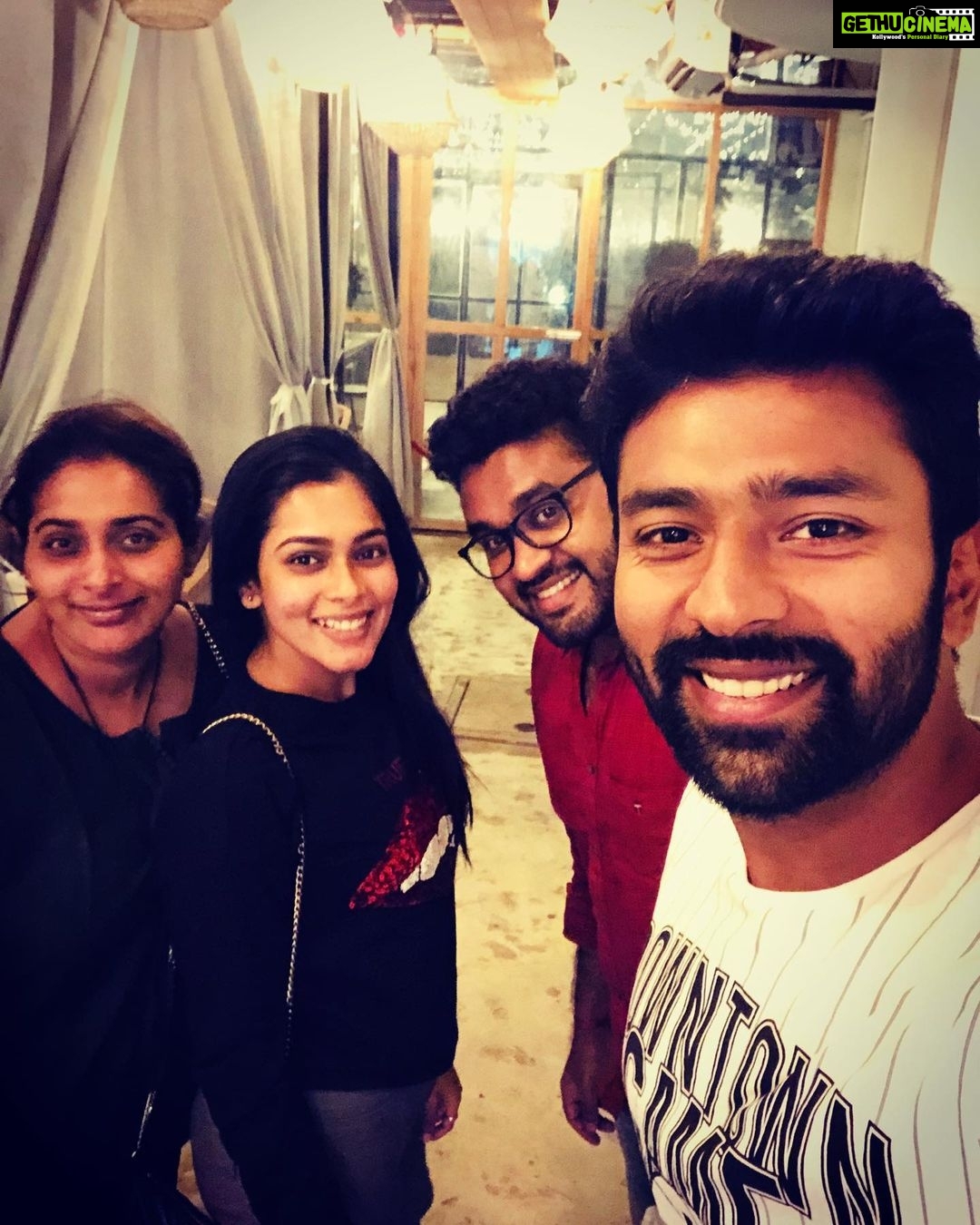 Shanthanu Bhagyaraj Instagram - An evening well spent with your loved ones 💛 @kikivijay11 @mahu3784 @ritchiedamian Fika Chennai