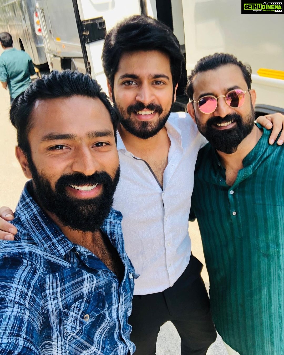 Shanthanu Bhagyaraj Instagram - #kasadatabara times π with the bigg boss champs @harish_kalyan #sendrayan @sendrayanarmy @aravindaakash aka #rinku and @premgi Something extremely new coming up π₯ππ» #blackticketconpany @donechannel1