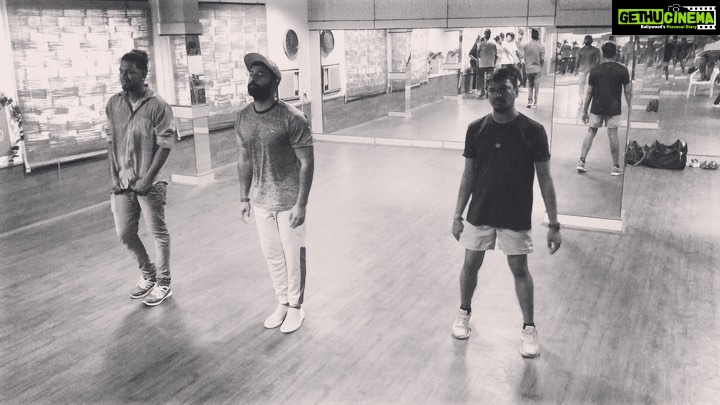 Shanthanu Bhagyaraj Instagram - Dancing in between shooting breaks 🔥 at #KikisDanceStudio Come join us to have some super fun dance sessions 💛😊 Contact 9444115311 to enroll👍🏻
