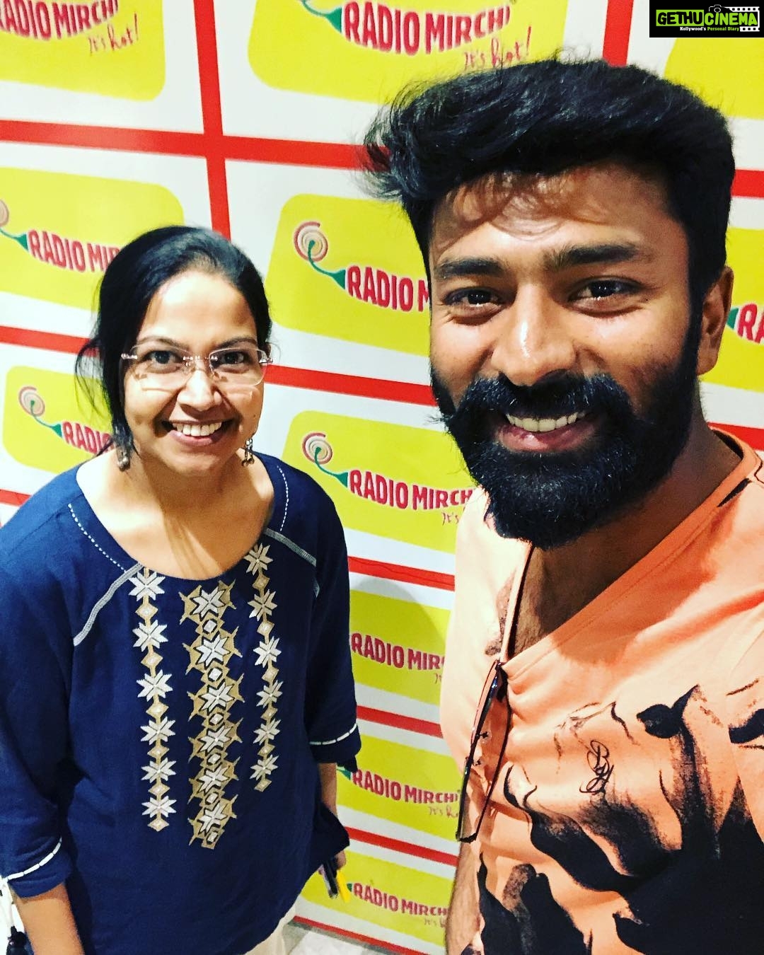 Shanthanu Bhagyaraj Instagram - Thank you @mirchianamika for your kind gesture 😊 Promotions #LoveGame Telugu version of #Mupparimanam with #RadioMirchiTelugu @radiomirchi @onlynikil