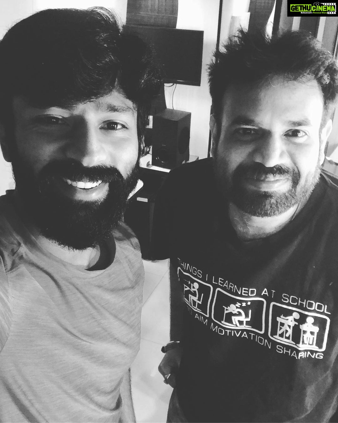 Shanthanu Bhagyaraj Instagram - #kasadatabara times π with the bigg boss champs @harish_kalyan #sendrayan @sendrayanarmy @aravindaakash aka #rinku and @premgi Something extremely new coming up π₯ππ» #blackticketconpany @donechannel1
