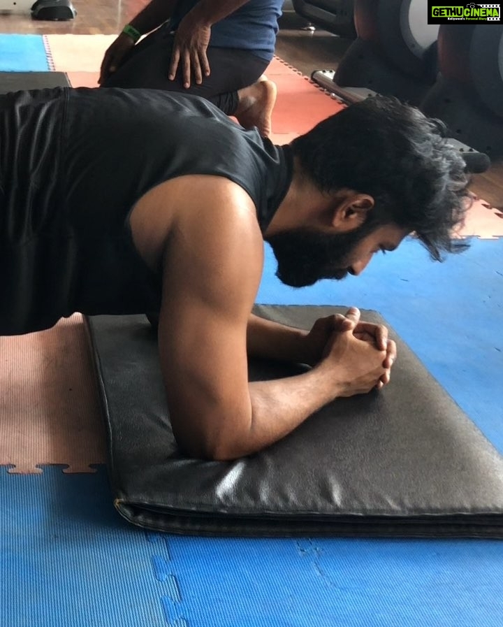 Shanthanu Bhagyaraj Instagram - Ending the weeks workout 🏋️♀️ at @slamfitnessstudio be like 🙏🏻👌🏻🙄 #SlamFitness