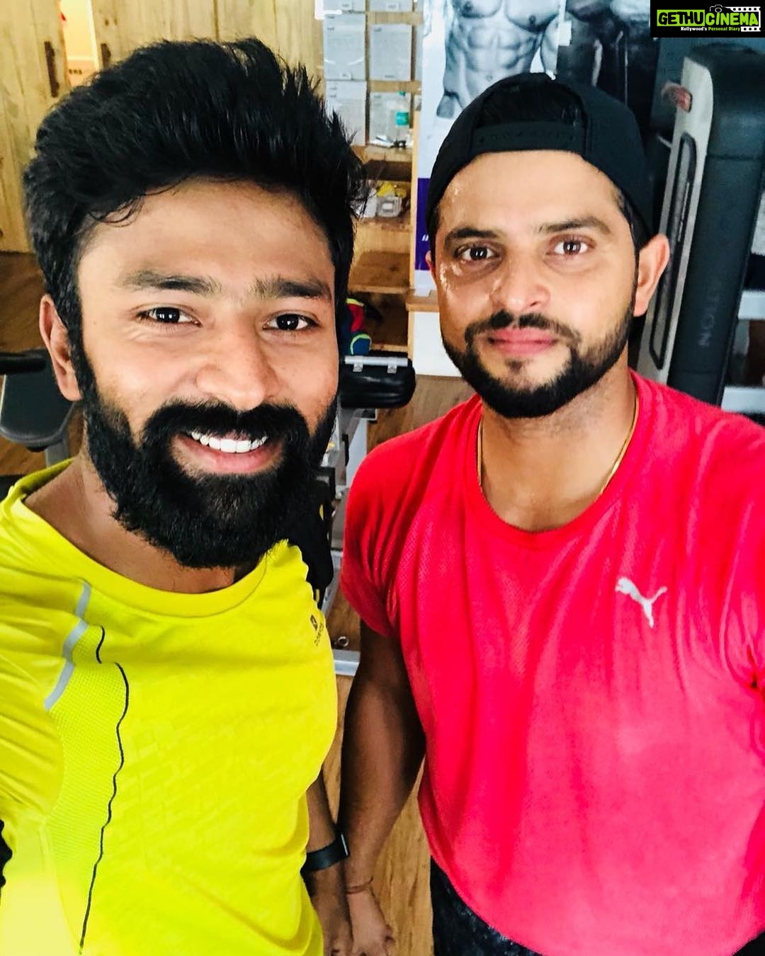 Shanthanu Bhagyaraj Instagram - Look who I bumped into ! @sureshraina3 himself 💛 #FanBoyMoment 💛 #WelcomeBackCSK #CSK #IPL2018 #ChennaiSuperKings #MenInYellow #WhistlePodu
