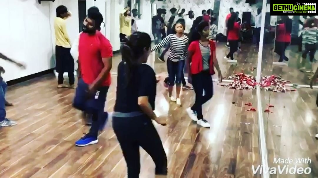 Shanthanu Bhagyaraj Instagram - A sneak peak into our dance being telecasted this Sunday on Sun tv at 3pm ! AnandaVikadan Nambikkai Awards 😊💛👍🏻 Do watch out for our performance @kikivijay11