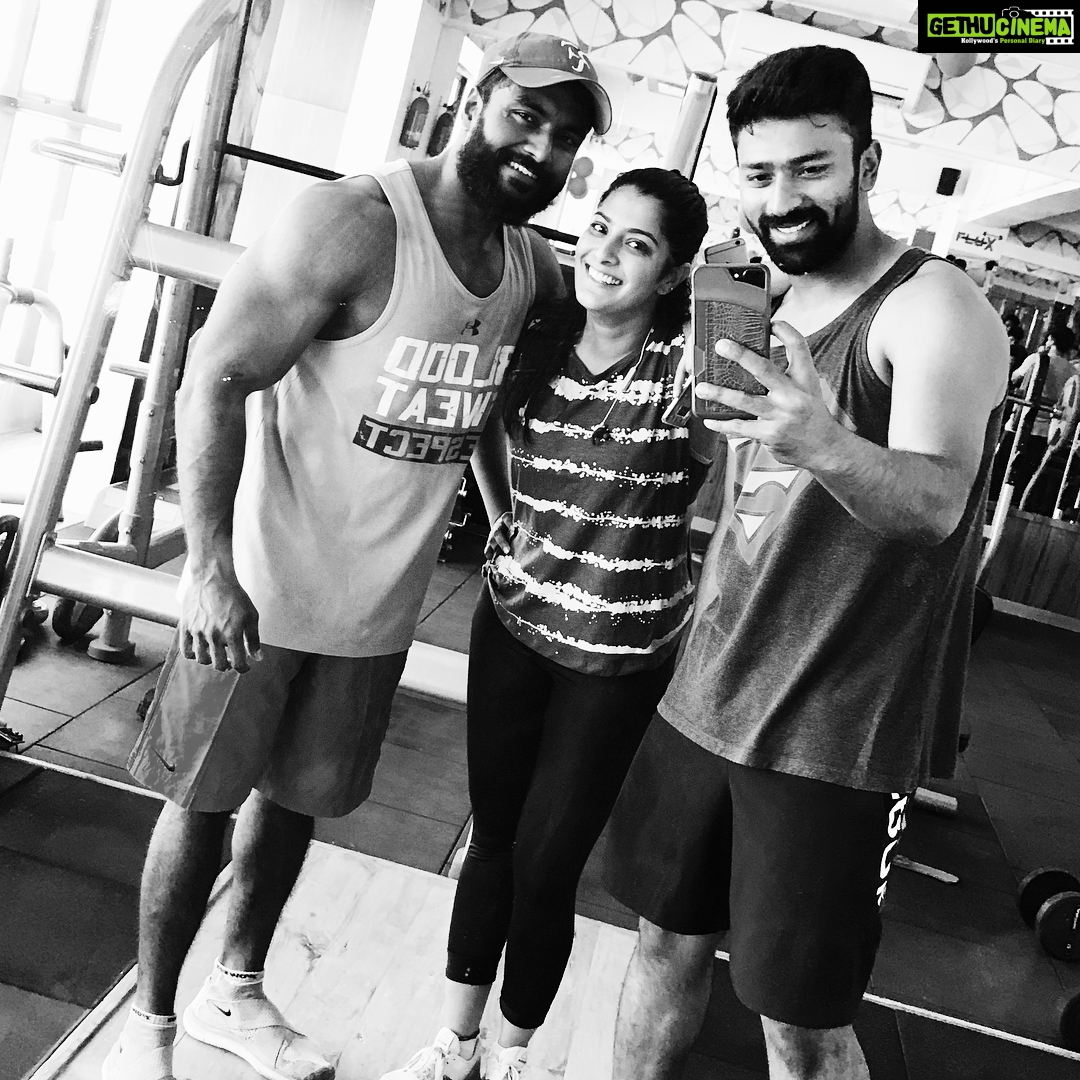 Shanthanu Bhagyaraj Instagram - Good posing comes after a good workout ðĪŠðĪŠ (jussss a silly reason) ðð Finally back on the field ðð Killing it with my new training partner @varusarathkumar & my trainer @sandeep_deep ð