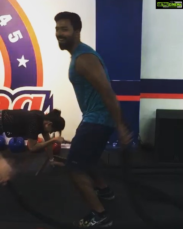 Shanthanu Bhagyaraj Instagram - And thatβs the #F45 mood πππ€ͺπ€ͺ Thats how you work on that a** and triceps ππ€ͺπ @f45training_nungambakkam @deeptiakki #f45training #trainingisfun #fitness #moodchanging F45 Training Nungambakkam - Basement