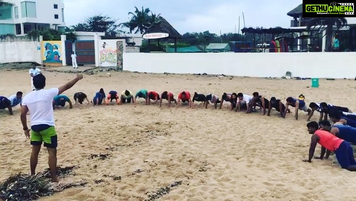 Shanthanu Bhagyaraj Instagram - The mass push up scene with @f45training_nungambakkam at @surfturf.covelongpoint #f45 #f45oneyearanniversary #funtimes @deeptiakki @adith_officiall @eshwarsgk SURF TURF