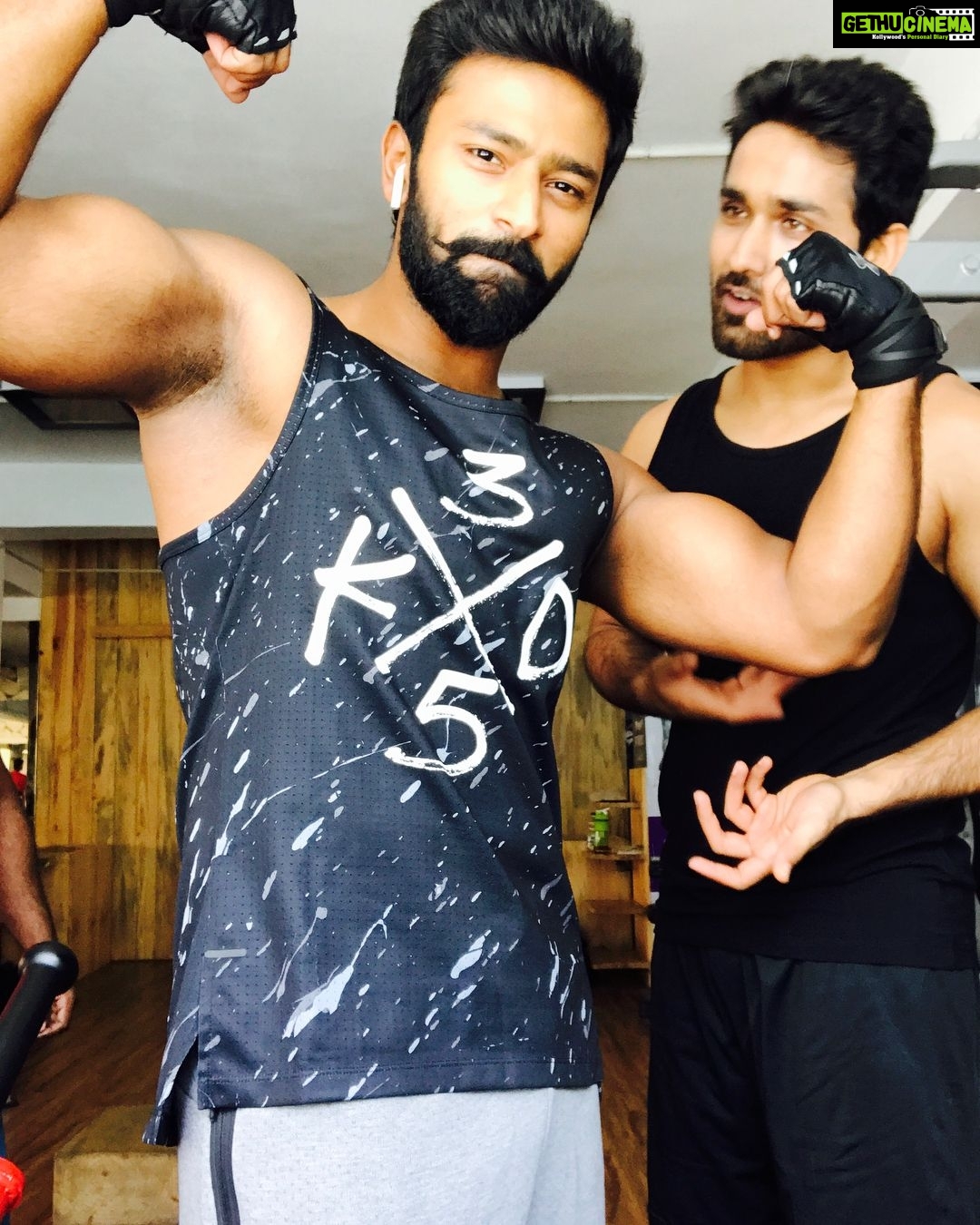 Shanthanu Bhagyaraj Instagram - The "Y BrO" moment 🤓 when u clik before they can pose 😂🤷🏻♂️😂 @amitash12 Looking forward to a Killer Week ahead 💪🏻😁