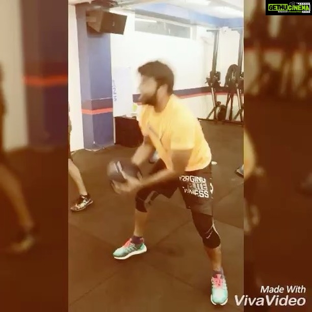 Shanthanu Bhagyaraj Instagram - Do what u love β€οΈ,Love what u do βΊοΈππ» Trust me .. A CHANGE is DEFINITE πͺπ»ππ» #LoyalsFridays at @f45training_nungambakkam #f45training #teamtraining #teamgoals #f45 #teamfitness @kalai_anbu mama kalakuraan βΊοΈπππ»ππ» @deeptiakki @adith_unofficially F45 Training Nungambakkam - Basement