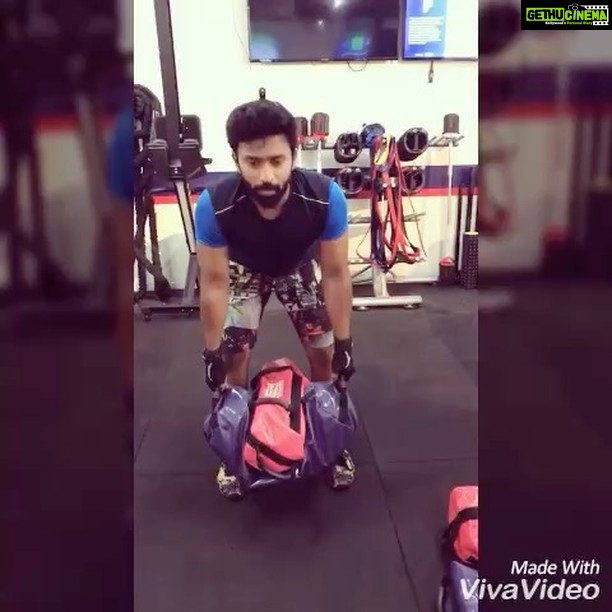 Shanthanu Bhagyaraj Instagram - Be as strong as a Roman đŞđťđŞđť #Romans every Thursday only at @f45training_nungambakkam #kalaiactor full on beast mode đđ @adith_unofficially @deeptiakki #teamfitness #f45 #teamgoals #teamtraining #f45training