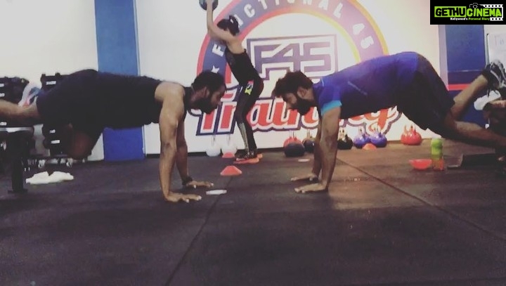 Shanthanu Bhagyaraj Instagram - #BearsWednesday Be a Bear only at #F45 #burncalories #workout #fitness #journey wid @f45training_nungambakkam ππ»βΊοΈππ» @deeptiakki @adith_unofficially #teamfitness #teamtraining #teamgoals tagging the other bear in this video @eshwarsgk πππ F45 Training Nungambakkam - Basement