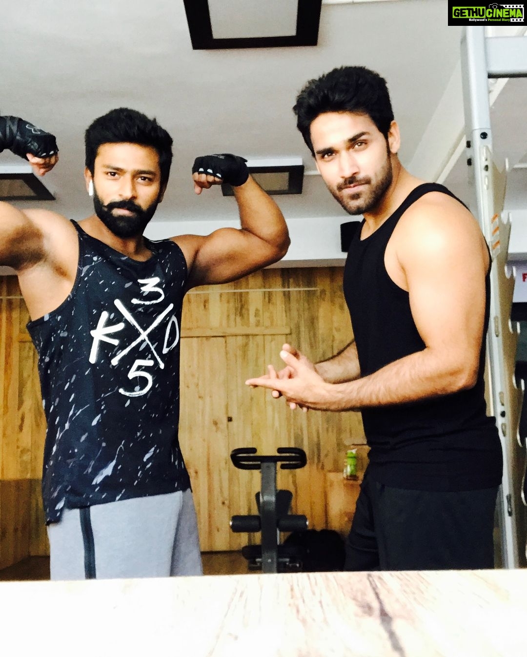 Shanthanu Bhagyaraj Instagram - The "Y BrO" moment 🤓 when u clik before they can pose 😂🤷🏻♂️😂 @amitash12 Looking forward to a Killer Week ahead 💪🏻😁