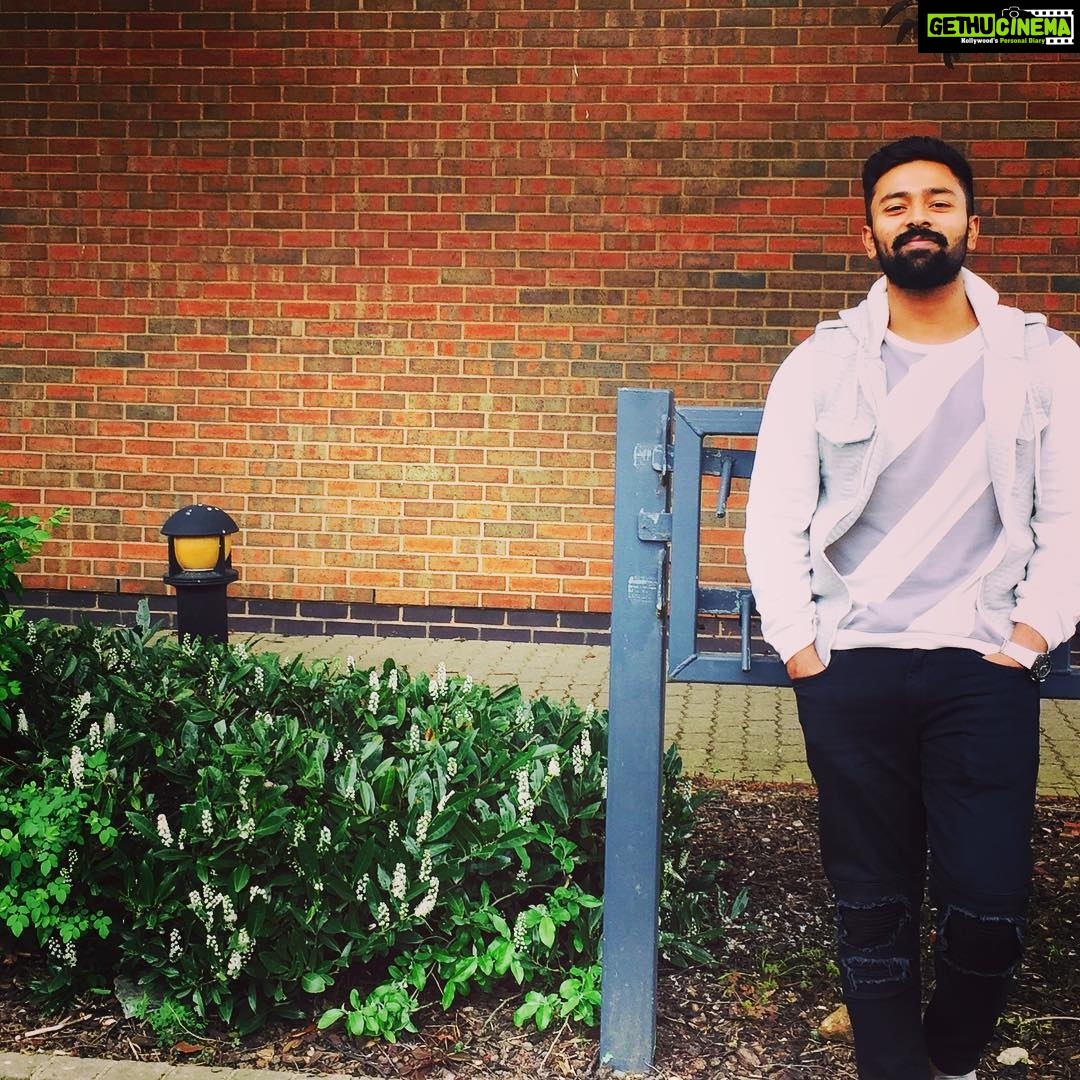Shanthanu Bhagyaraj Instagram - Me myself and London ❤️ Photo courtesy @kikivijay11 😜 London, United Kingdom