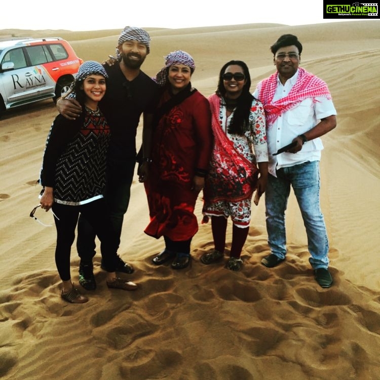 Shanthanu Bhagyaraj Instagram - Dubai #Deserts #Safari #peaceandlove #Bliss #familytime❤️ #vacationmodeon😎 #2017💪 @kikivijay11 @mahu3784 @sharanyabhagyaraj @poornimabhagyaraj @nishkrish Desert Safari Dubai