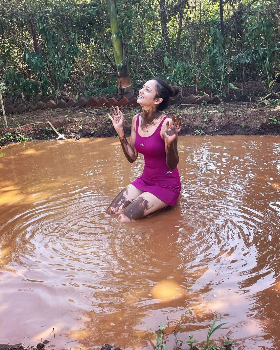 Shanvi Srivastava Instagram - mud-masking anyone ? . . . Therapeutic Clay Mudd procured from the Vineyards of Nasik regularly mixed with Rock Salt is great both for the skin and is equally fun. This process is to create a Salty Mud Pit which is essential for Butterflies in nature. The effects of mud are refreshing, invigorating, and vitalising alongside a cooling effect to the body. It dilutes and absorbs the toxic substances of body and ultimately eliminates them from body. Relaxes the muscles, improves blood circulation and helps to regulate the metabolism. stay rooted❤️ @bigredtent #shere . #shanvisrivastava #shanvisri #camping #mudmask