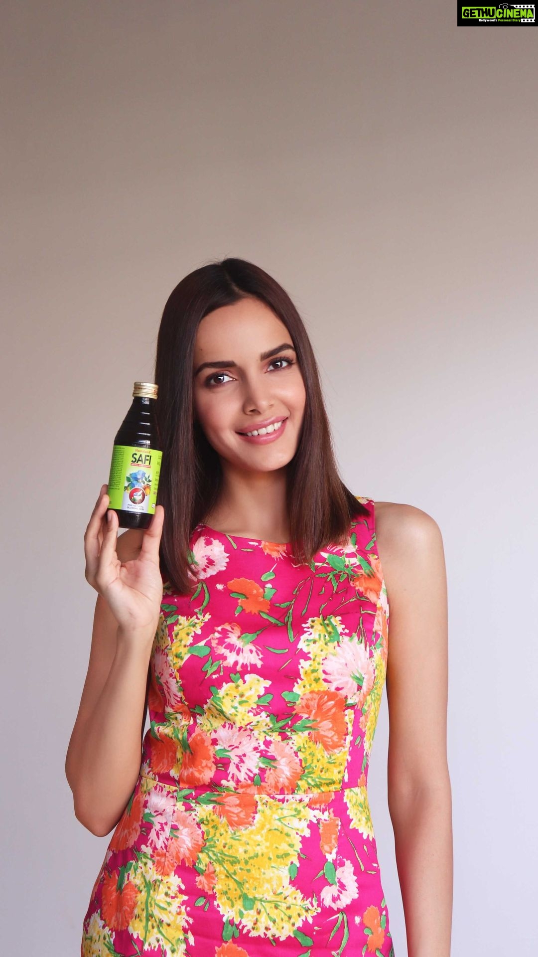 Shazahn Padamsee Instagram - Hey guys! 💗 Many of you have asked me about my skin care routine, which I've shared previously, but now I'm going to share with you my mum’s & my little secret to great looking skin and thats…SAFI! It keeps our skin glowing and blemish free! ✨ Personally, I like drinking it without diluting it, but you can drink it mixed with either water or milk💧 @hamdardindia @whatshotdelhi You can get yours here: https://bit.ly/3ssOL6f #BloodPurifier #GlowingSkin #Herbal #Unani #NoSideEffect #SkinCare #BeautifulSkin #Radiant #SAFI #Hamdard #SayNo2Blemishes #WhatsHot #WhatsHotDelhi #ad