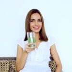 Shazahn Padamsee Instagram - Getting my daily dose of greens just got a whole lot easier! 🥦 With the power of 39 farm fresh greens, veggies, fruits and antioxidant-rich superfoods in one delicious drink – now that’s my favourite way of ensuring I get my Daily Greens! Head to the @wellbeing.nutrition’s page and order yours today! 💚 #DailyGreens #WellnessWithin #Organic #Natural #ad