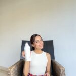 Shazahn Padamsee Instagram – Hey guys ! ☀️

Here are my 3 Alternatives to Tea: 

1. Banana Smoothie- It’s high in antioxidants & works as a great low-cal energy drink too!

2. Orange juice- it’s super refreshing, improves skin & boosts immunity. 

3. Lemon water & honey- It’s a great way to detox & keeps me hydrated all day long! 🍋💧 

Also, my @root7india bottle is eco friendly, stylish & sustainable. It keeps beverages cool for upto 30 hours! And for every bottle sold, they plant a tree, how cool is that! 🌳

Try these healthy alternatives and let me know in the comments what works best for you 🙋🏻‍♀️

#reelsinstagram #stayhydrated #healthyalternatives #feelitreelit #explore #root7 #reelkrofeelkaro #reelsindia #reelsvideo