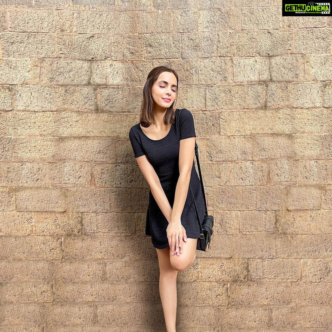 Shazahn Padamsee Instagram - Monday mood 🖤