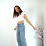 Shazahn Padamsee Instagram - Wide leg jeans from day to night 💙 also loving this super chill tee from @bluorng 📸 @shreyfilms #outfitinspo #ootd #dailyfits #reels #reelsinstagram #reelsvideo #explore #feelitreelit