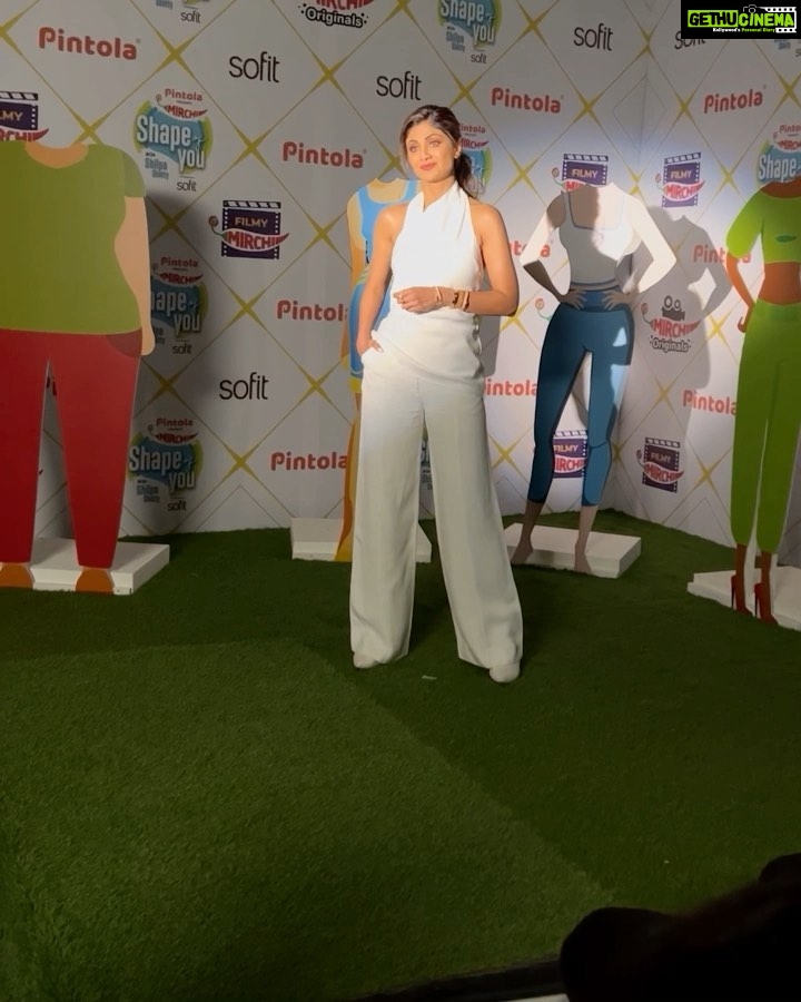 Shilpa Shetty Instagram - I strongly believe that every day brings along various reasons to celebrate YOU. The one thing that completes this celebration is the gift of Health and Wellness ๐๐ So, @filmy.mirchi and I have joined hands to unwrap these secrets with some very special guests in tow through my new show, โSHAPE OF YOUโ. Stay tuned for this exciting project coming your way soon!๐ฅฐ๐ . . . . . #newshow #newbeginnings #announcement #shapeofyou #fitness #wellness #health #swasthrahomastraho