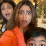 Shilpa Shetty Instagram – Our reaction when guests come over unexpectedly on Sunday 😱🤯 

#MunkiTunki #sunday #familytime #sistersister #weekendvibes #reels #reelitfeelit #famjam