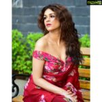 Shraddha Das Instagram – Saree : @plushbyaditideshpande 
Jewellery :  @the_jewel_gallery 
Clutch : @rubilxn 
Styling : @artbyavnee @thewandermannequin 
📸 @snehzala & @mumbaiphotowala 
(Thank you @mumbaiphotowala for the location too!)
Make up : @hareshwarp 
Hair : @gouriepatil 

#redsaree #floralsaree #sareelove #sareepact #shraddhadas #nmrk Mumbai, Maharashtra